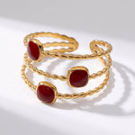 Lundholm Maeve ring dames goudkleurig met rode vierkante steentjes – gold PVD stainless steel
