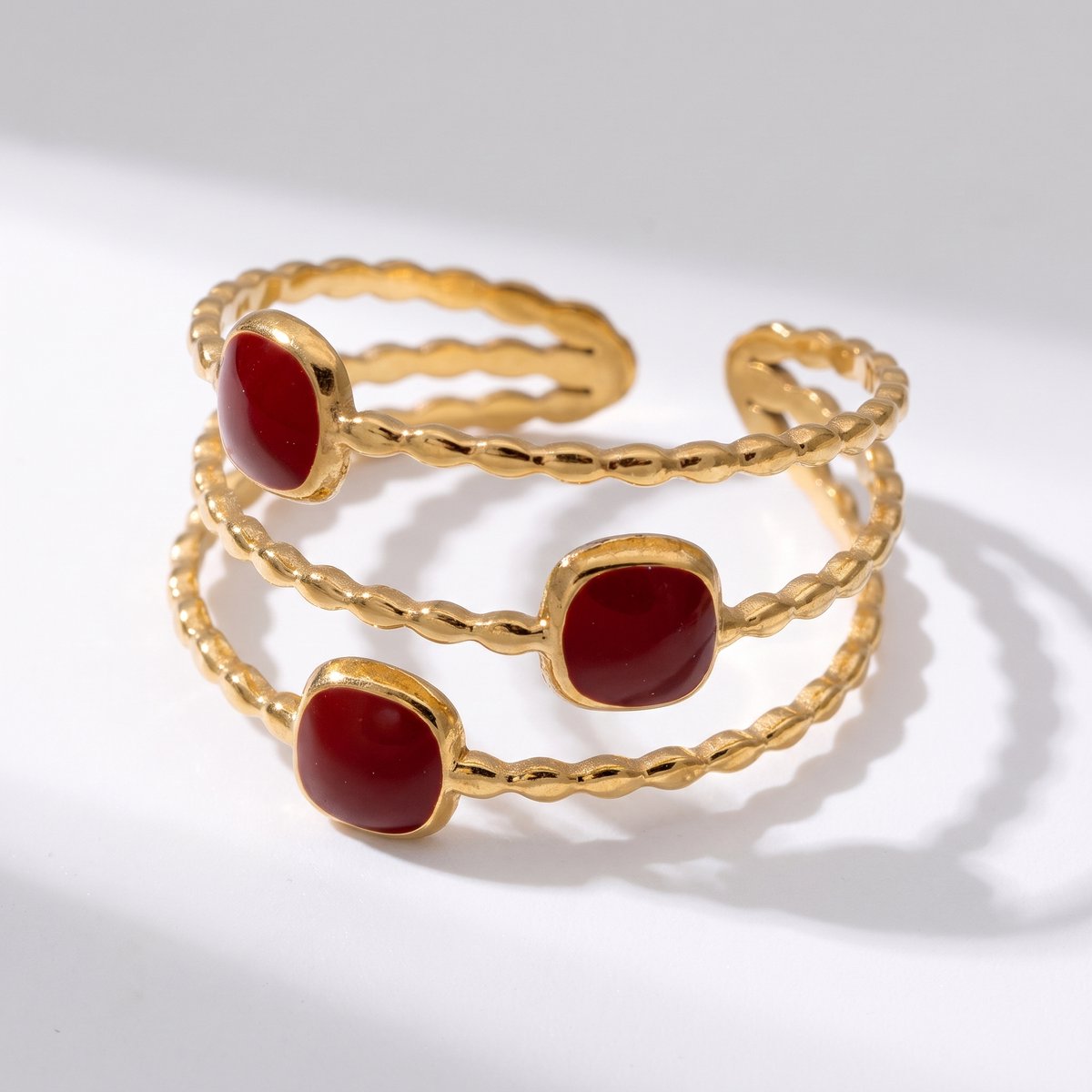 Lundholm Maeve ring dames goudkleurig met rode vierkante steentjes – gold PVD stainless steel