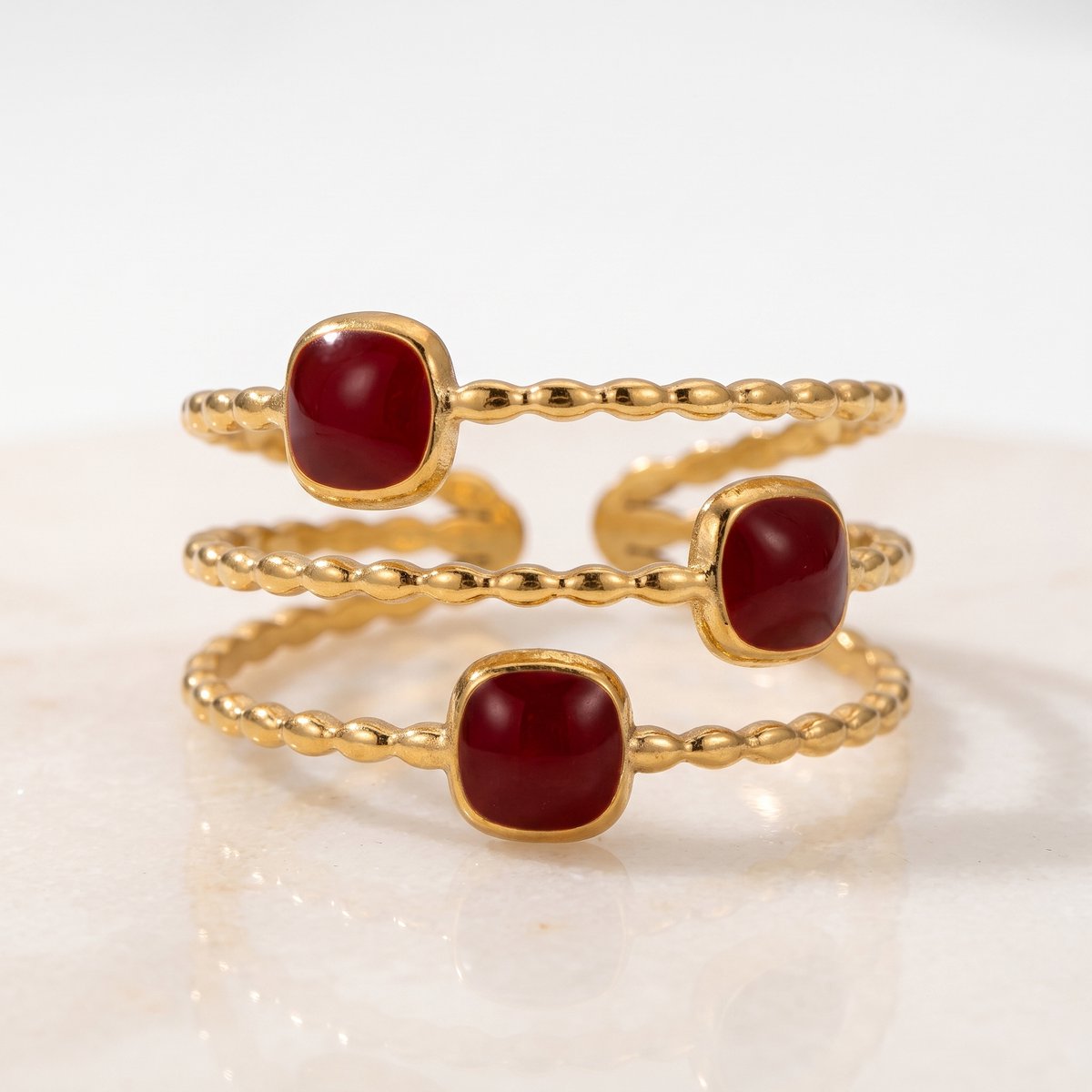 Lundholm Maeve ring rood – drie gedraaide ringbanden