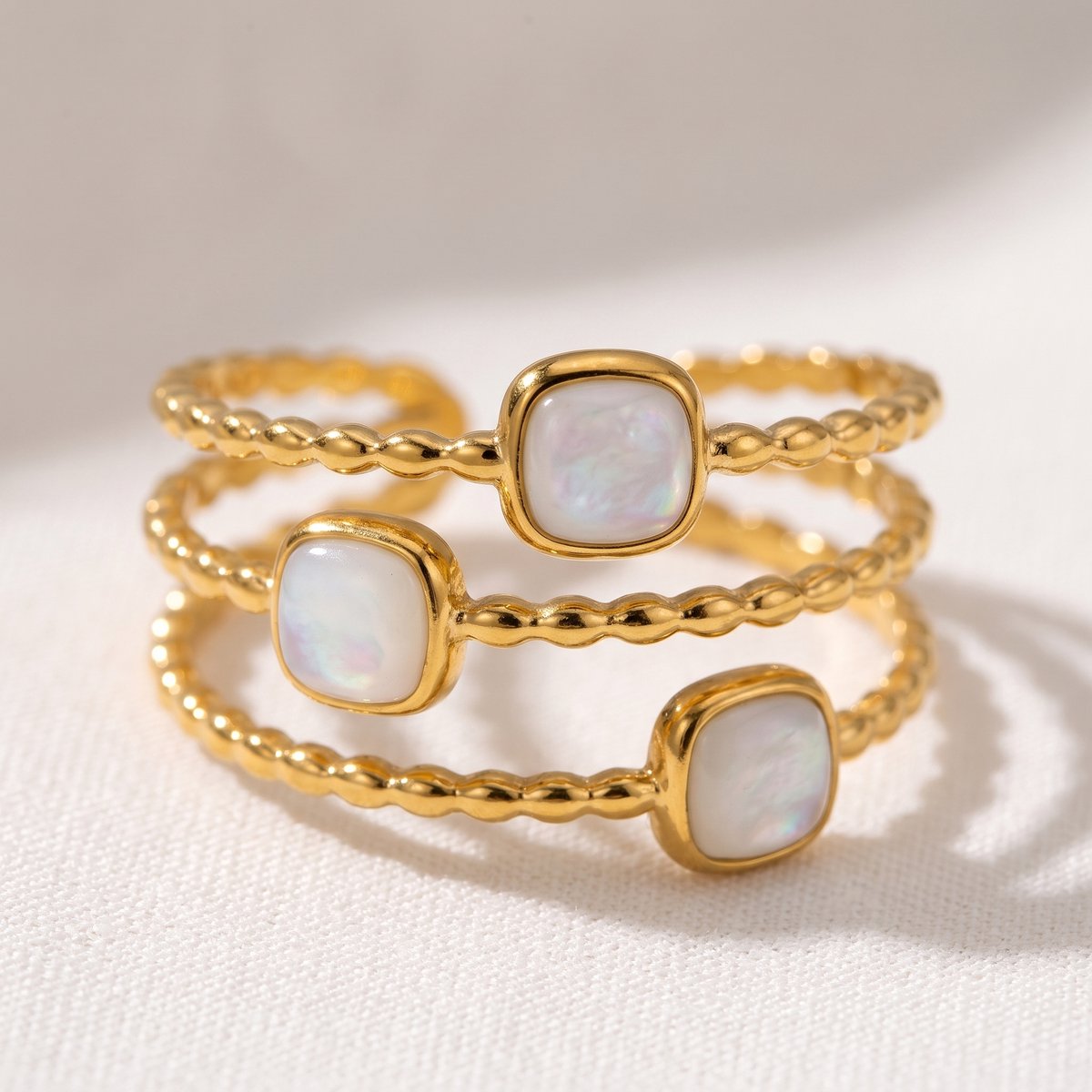 Lundholm Maeve ring dames goudkleurig met witte vierkante steentjes – gold PVD stainless steel