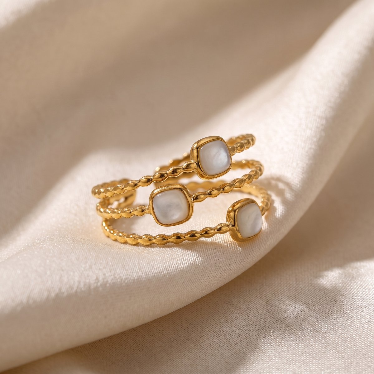 Lundholm Maeve statement ring met witte steentjes – verstelbaar one size