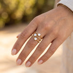 Lundholm Maeve ring wit aan de hand gedragen