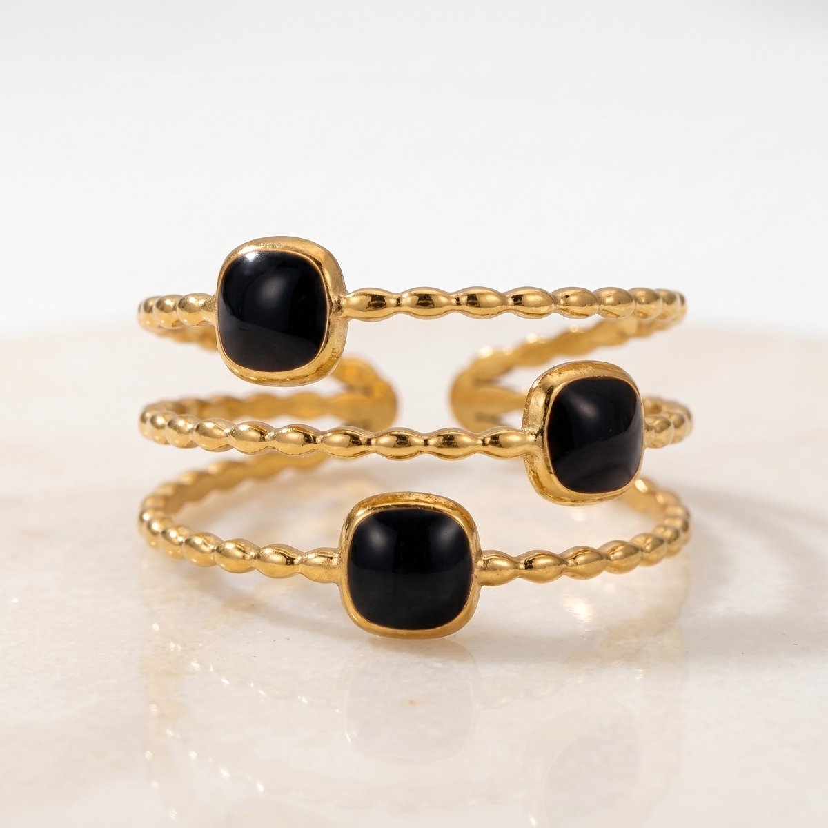 Lundholm Maeve ring dames goudkleurig met zwarte vierkante steentjes – gold PVD stainless steel
