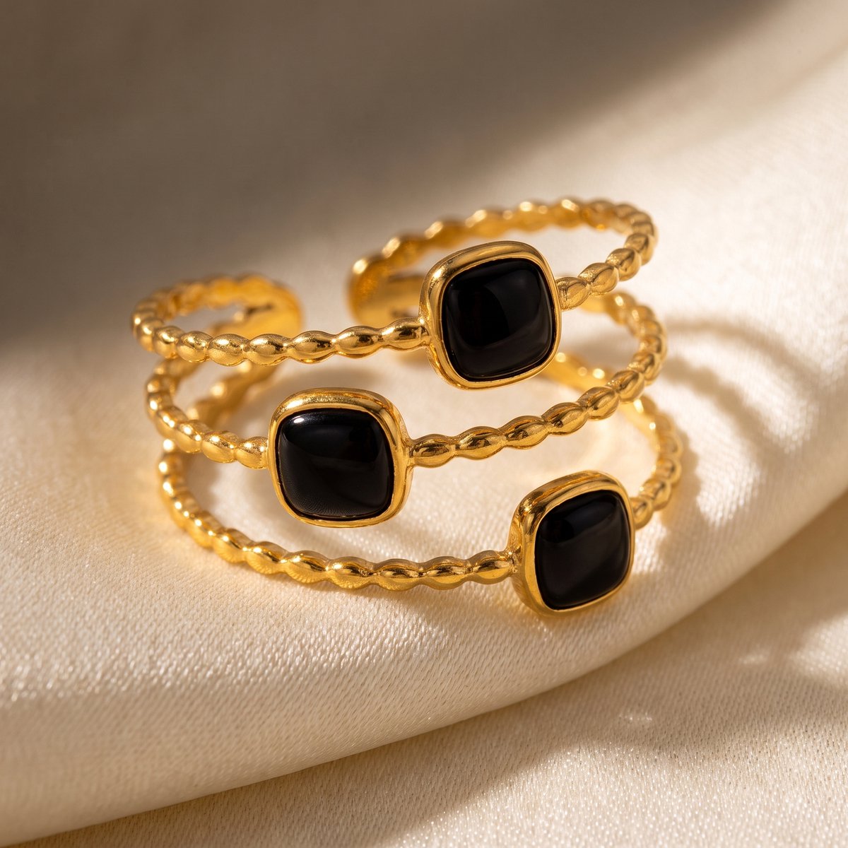 Lundholm Maeve statement ring met zwarte steentjes – verstelbaar one size