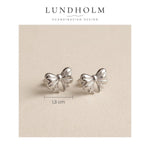 Lundholm Majken strik oorknopjes maat 1,3 x 1 cm – Zilver