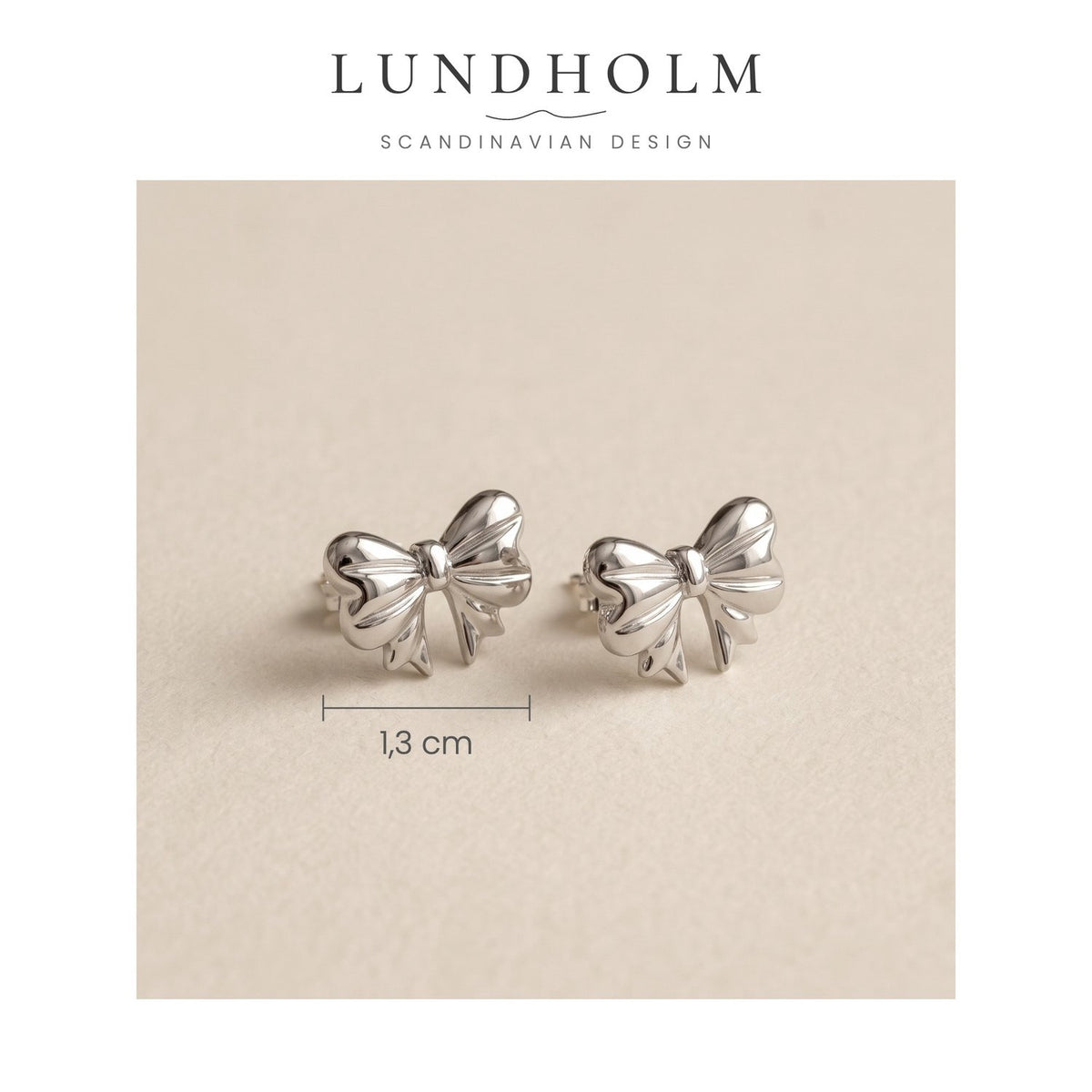 Lundholm Majken strik oorknopjes maat 1,3 x 1 cm – Zilver
