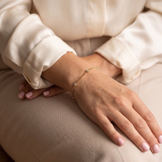 Lundholm Malva armband goudkleurig gedragen