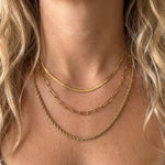 Lundholm Manou drielaagse gouden ketting gedragen