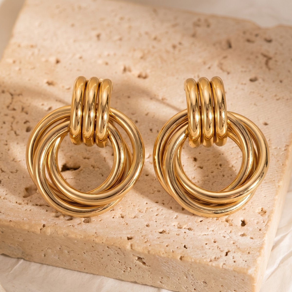 Lundholm Maren oorbellen goud - statement ring design stainless steel