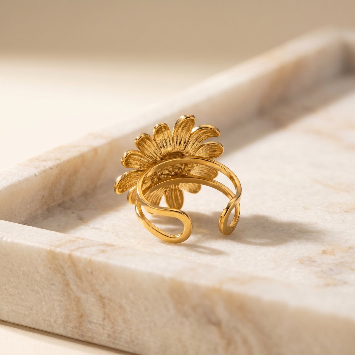 Lundholm Marguerite happy daisy ring close-up — verfijnd Scandinavisch design dames cadeau