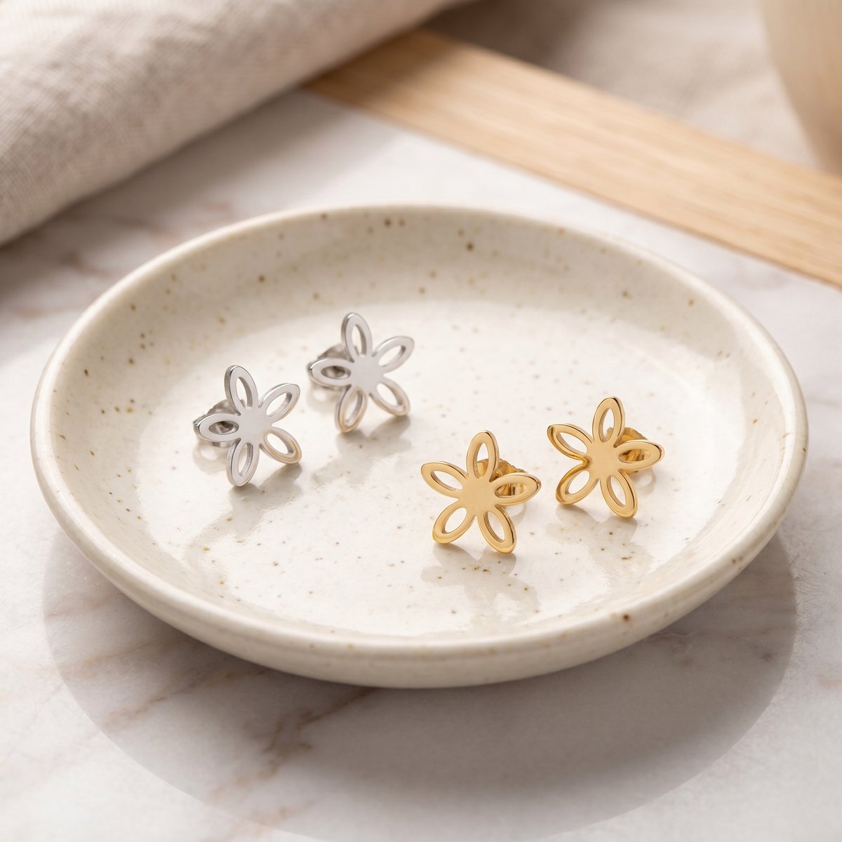 Lundholm Mave gouden bloem studs detail