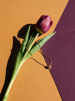 Lundholm Mera ketting met hartje hanger goudkleurig om een paarse tulp