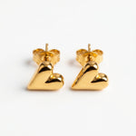 Lundholm Mila kleine hartjes oorbellen dames goud — premium stainless steel studs Scandinavisch design
