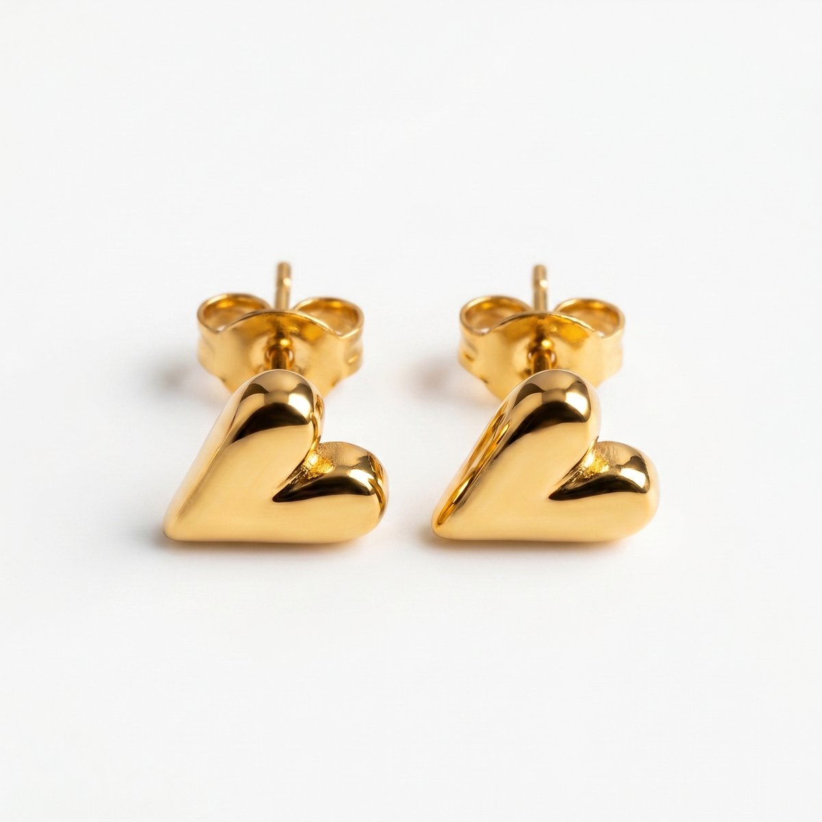 Lundholm Mila kleine hartjes oorbellen dames goud — premium stainless steel studs Scandinavisch design