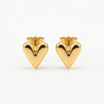 Lundholm Mila kleine hartjes oorbellen goud close-up — verfijnd minimalistisch Scandinavisch design