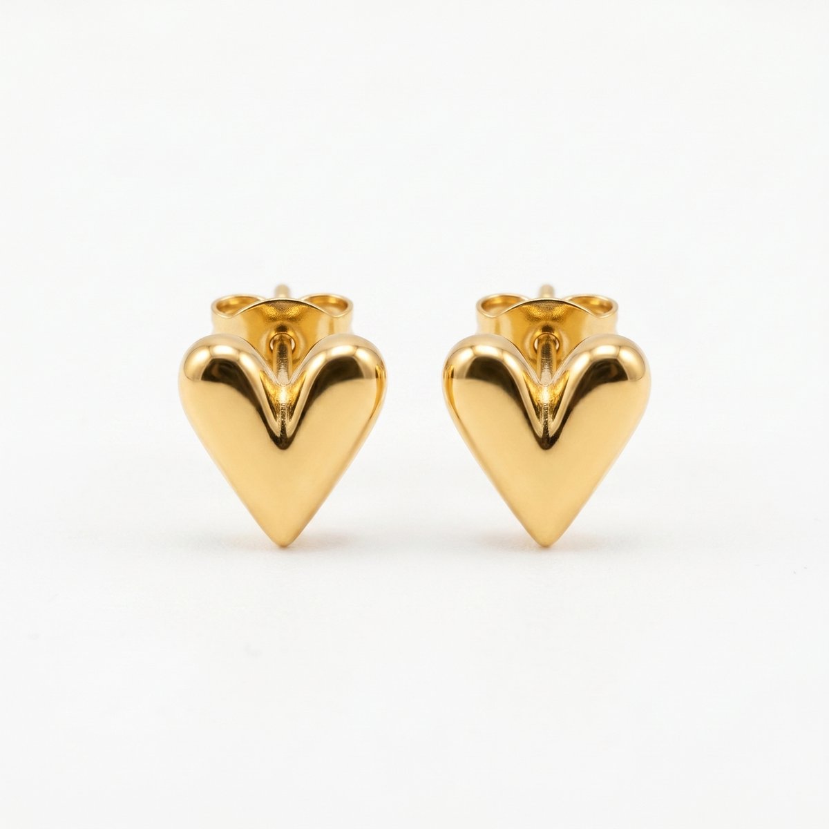 Lundholm Mila kleine hartjes oorbellen goud close-up — verfijnd minimalistisch Scandinavisch design