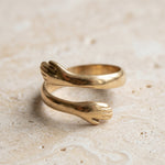Lundholm Minna knuffelring goudkleurig op beige steen
