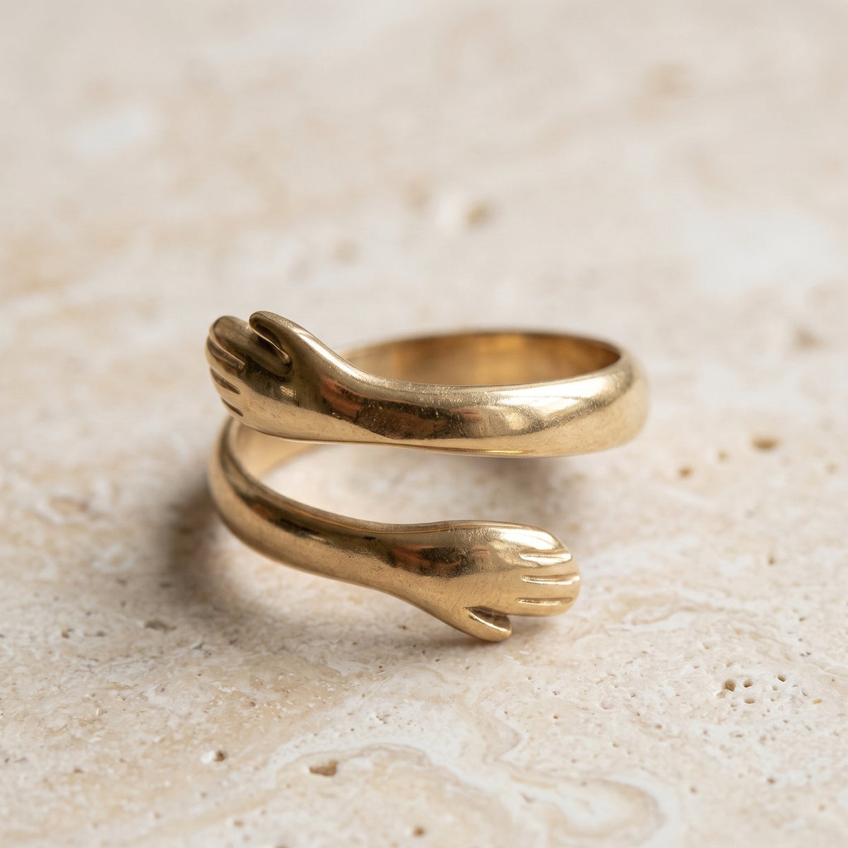 Lundholm Minna knuffelring goudkleurig op beige steen