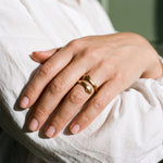 Lundholm Minna knuffelring met handjes, gedragen om de vinger
