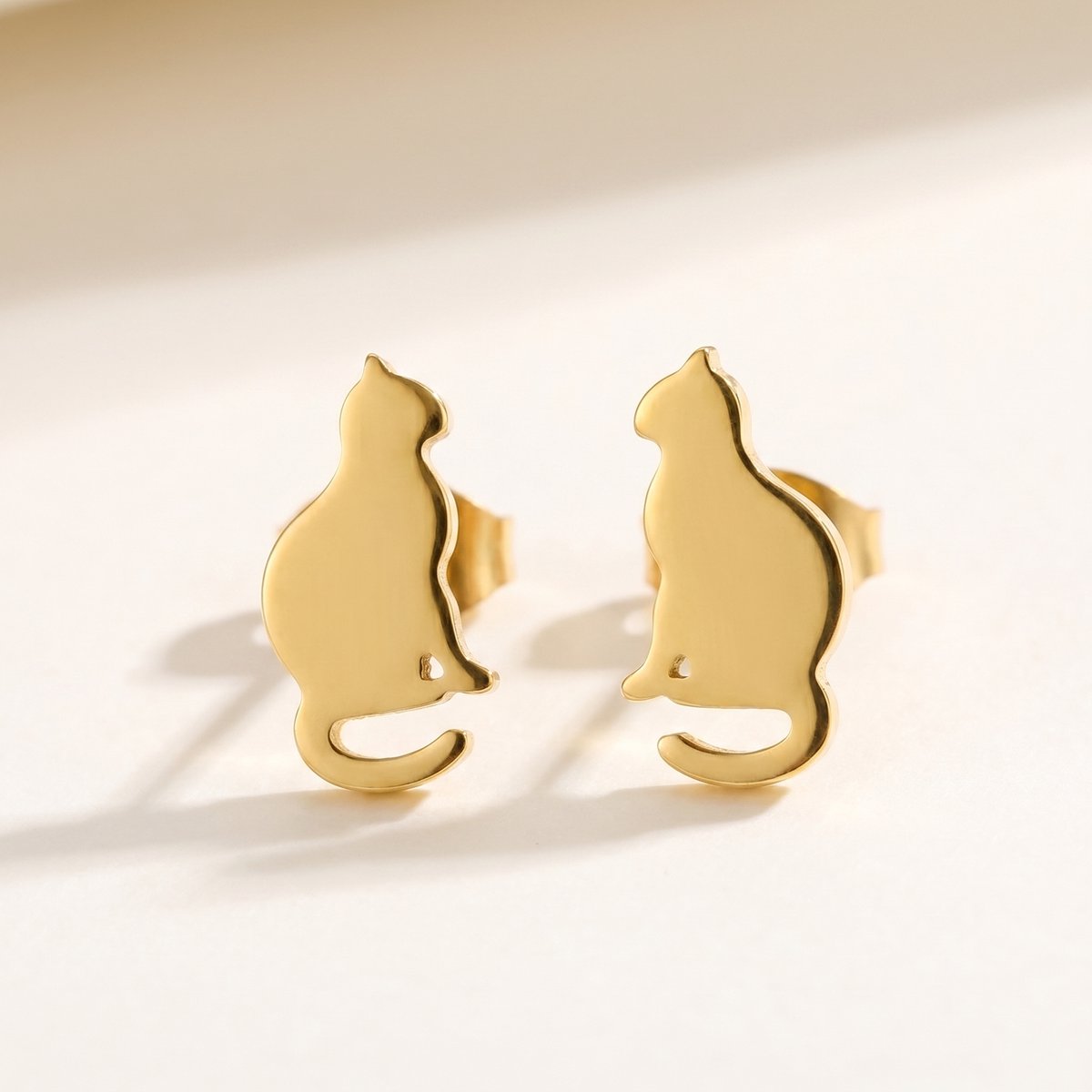 Lundholm Minou kat oorknopjes dames goudkleurig – gold PVD stainless steel