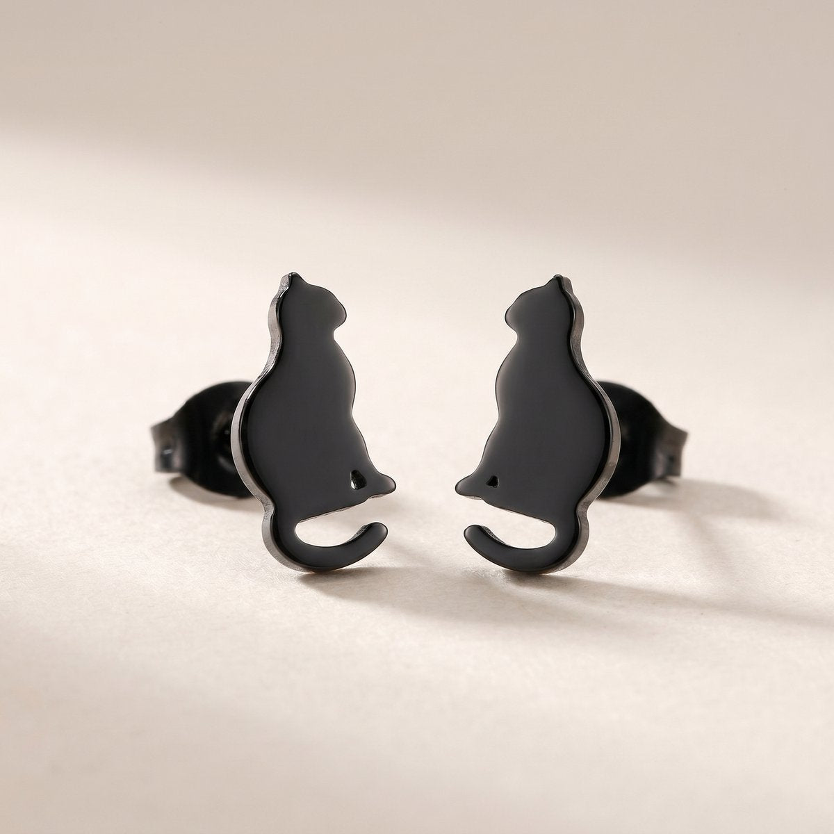 Lundholm Minou zwarte poes oorbellen – 1,1 cm, waterproof en hypoallergeen