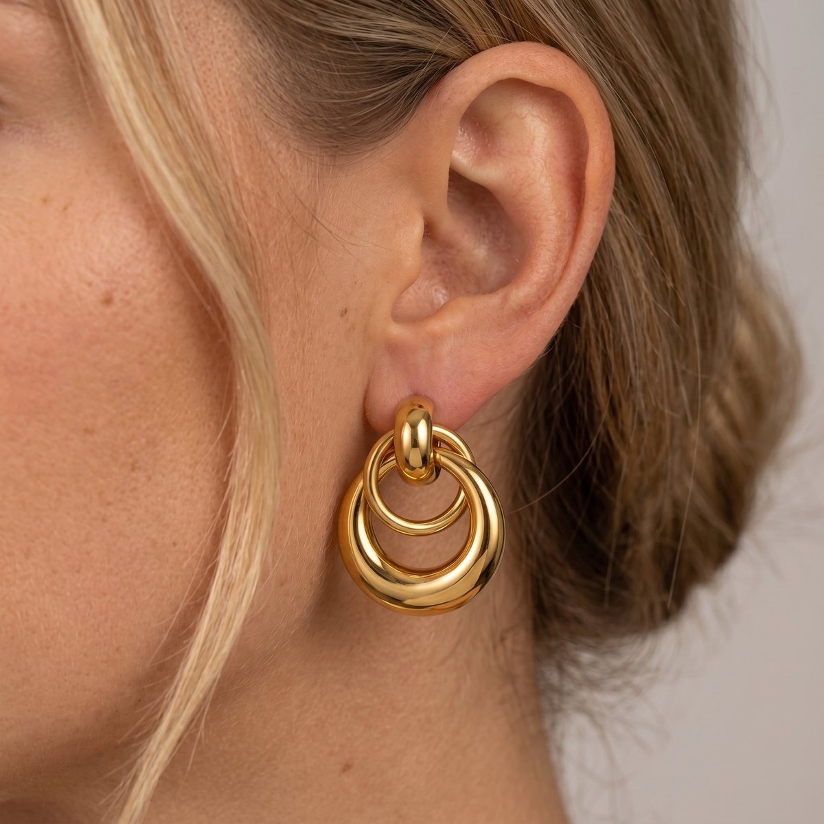 Lundholm Mirelle oorbellen dames goudkleurig – statement oorstekers met ronde hangers, gold PVD stainless steel