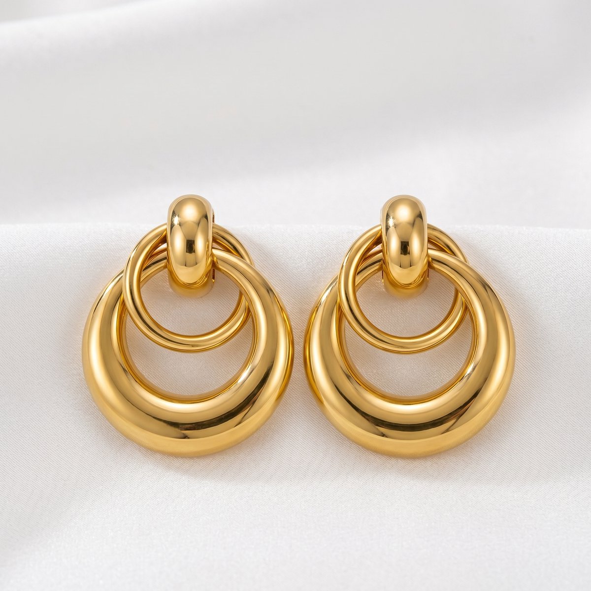 Lundholm Mirelle oorbellen goud – 3 cm lang, waterproof en hypoallergeen