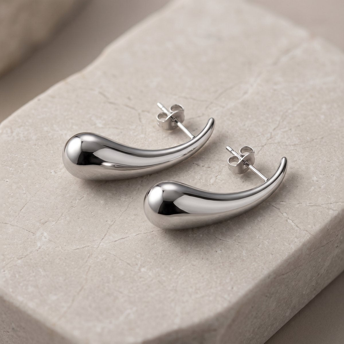 Lundholm Mirthe zilverkleurige druppel oorstekers – waterproof en hypoallergeen