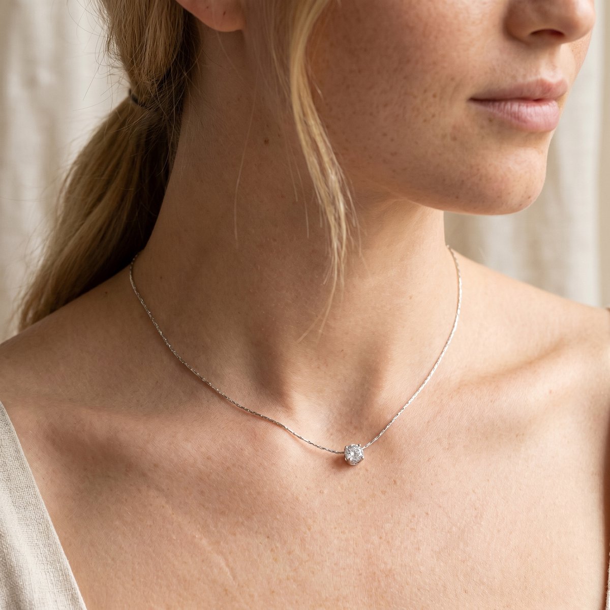 Lundholm Monique ketting zilverkleurig gedragen