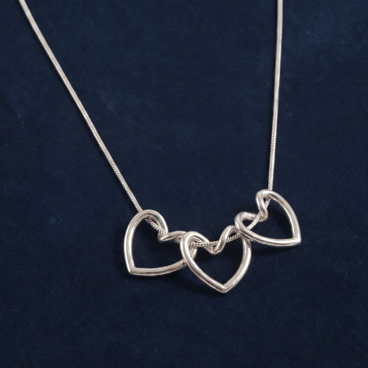Lundholm My Luv hartjes ketting zilver - detail drie hartjes