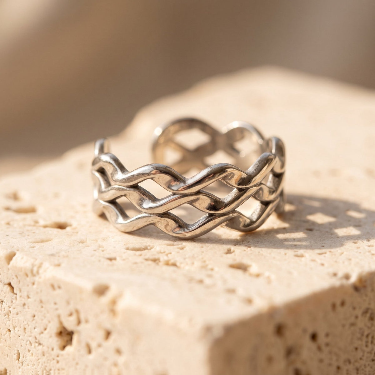 Lundholm Nami ring gedragen