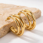 Lundholm Nika oorbellen goud - drie bogen stainless steel detail