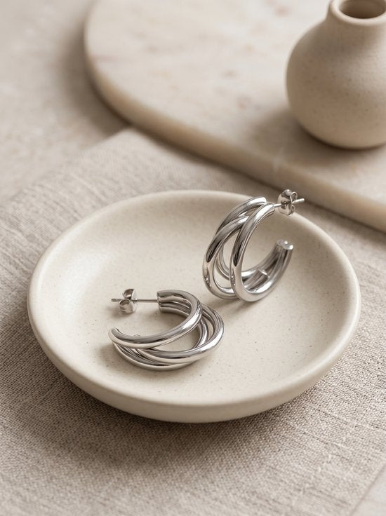 Lundholm Nika oorbellen zilver gedragen model