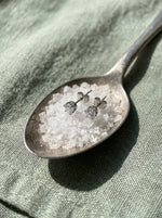 Lundholm Nikki oorknopjes 4 mm zilver op een lepeltje zeezout