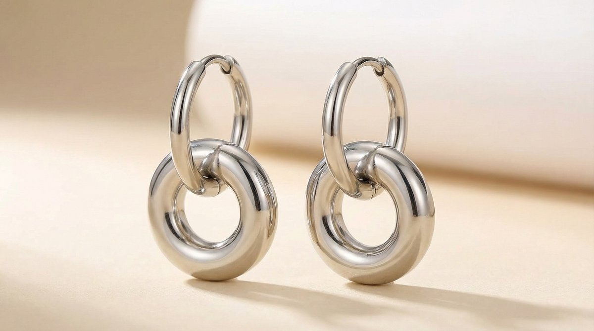 Lundholm Nina oorbellen zilverkleurige dubbele hoepels productfoto, premium stainless steel oorringen Scandinavisch design