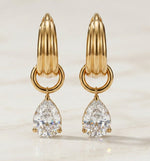 Lundholm Nora zirkonia hangers oorbellen in goudkleurig, close-up productfoto bruidssieraad