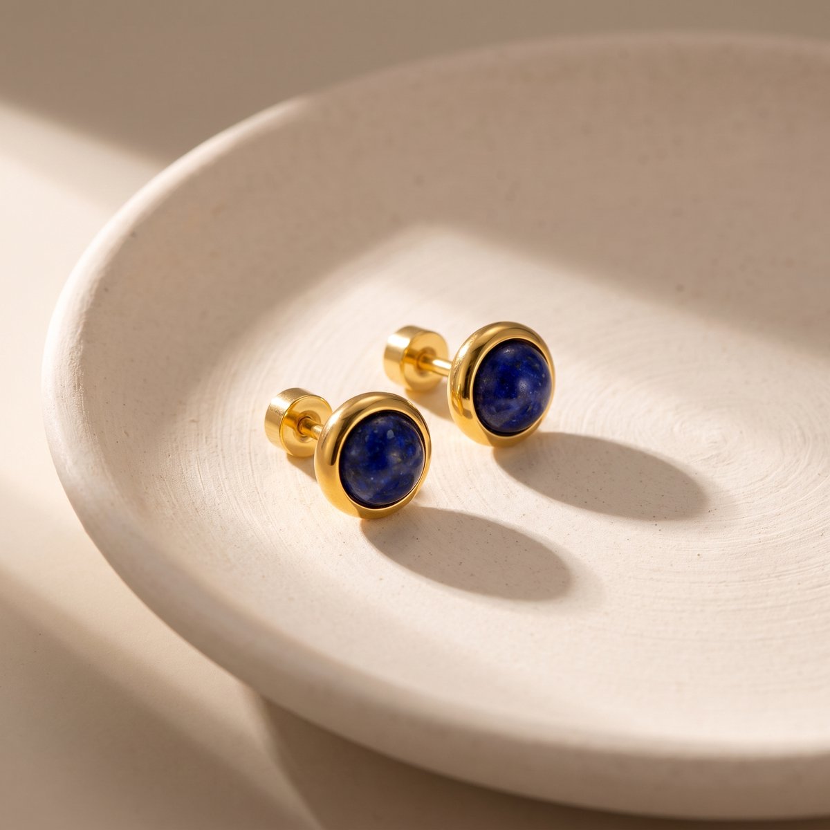 Lundholm Novi oorknopjes met blauwe lapis lazuli steen, goudkleurig stainless steel
