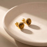 Lundholm Novi oorknopjes met tijgeroog steen, goudkleurig stainless steel