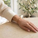 Lundholm Oda armband goudkleurig gedragen