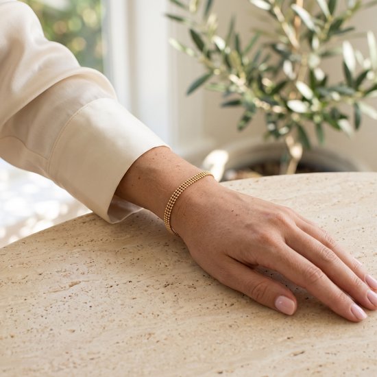 Lundholm Oda armband goudkleurig gedragen
