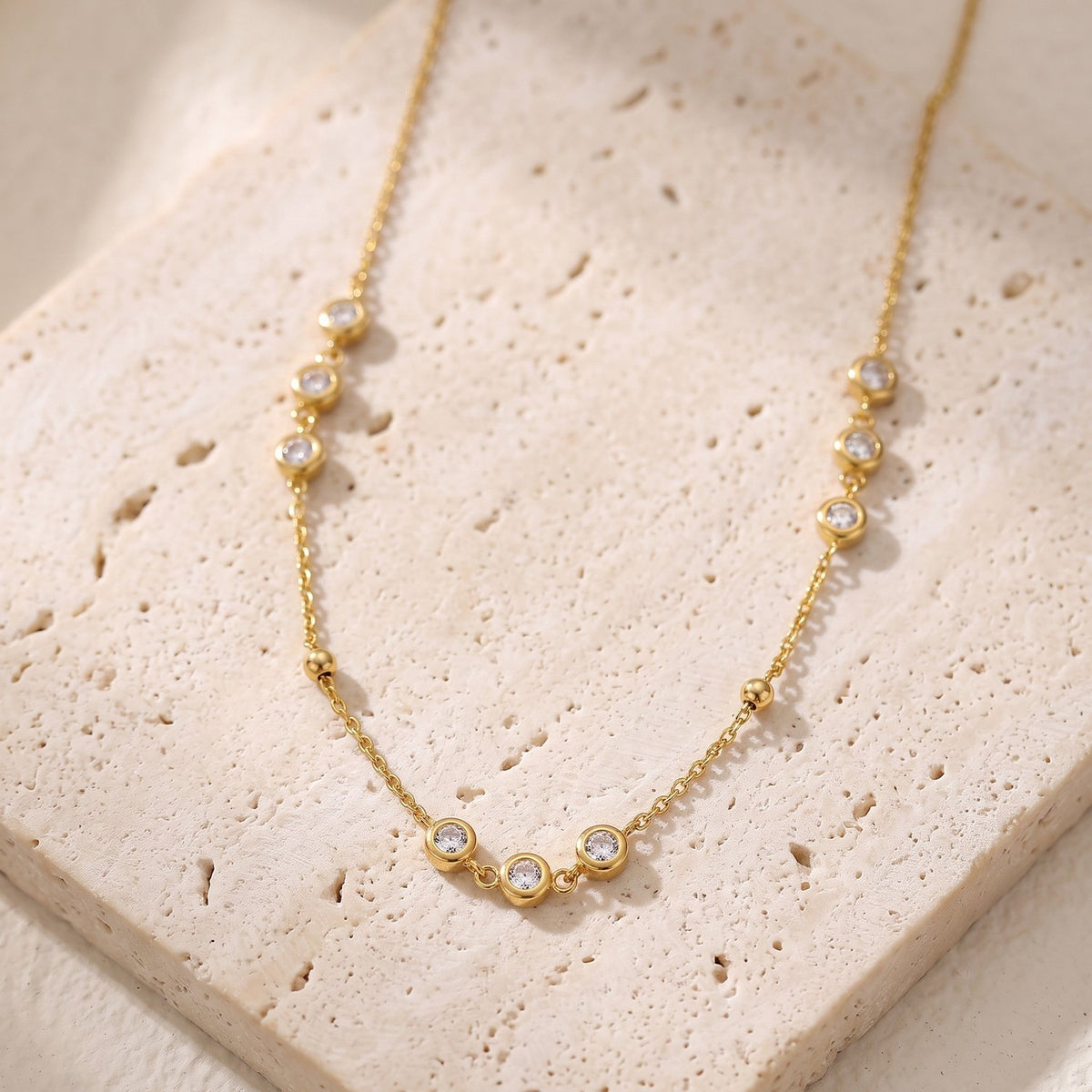 Lundholm Odette gouden ketting met steentjes en balletjes