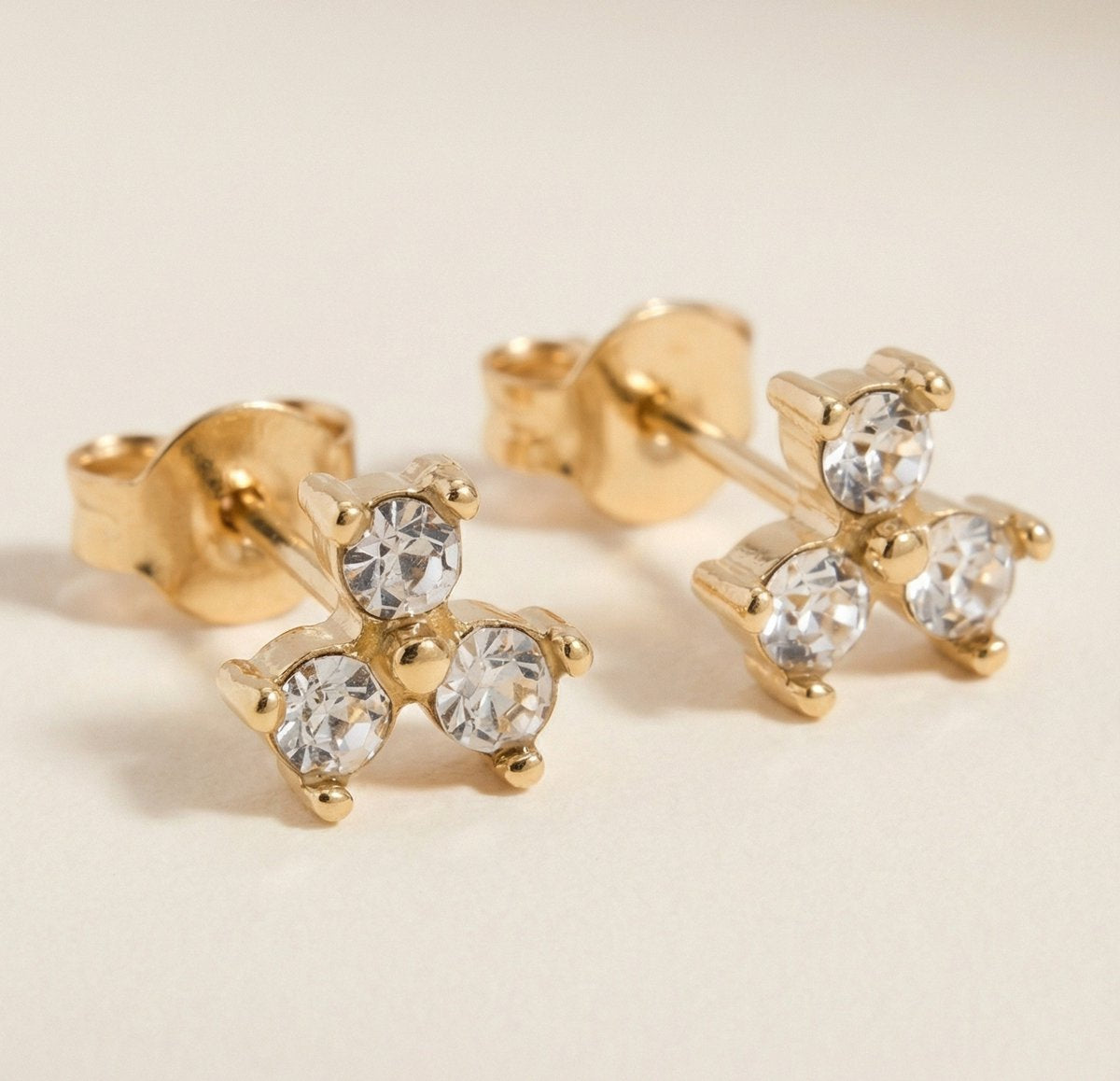 Lundholm zirkonia oorknopjes met cluster steentjes in goudkleurig, close-up productfoto van studs