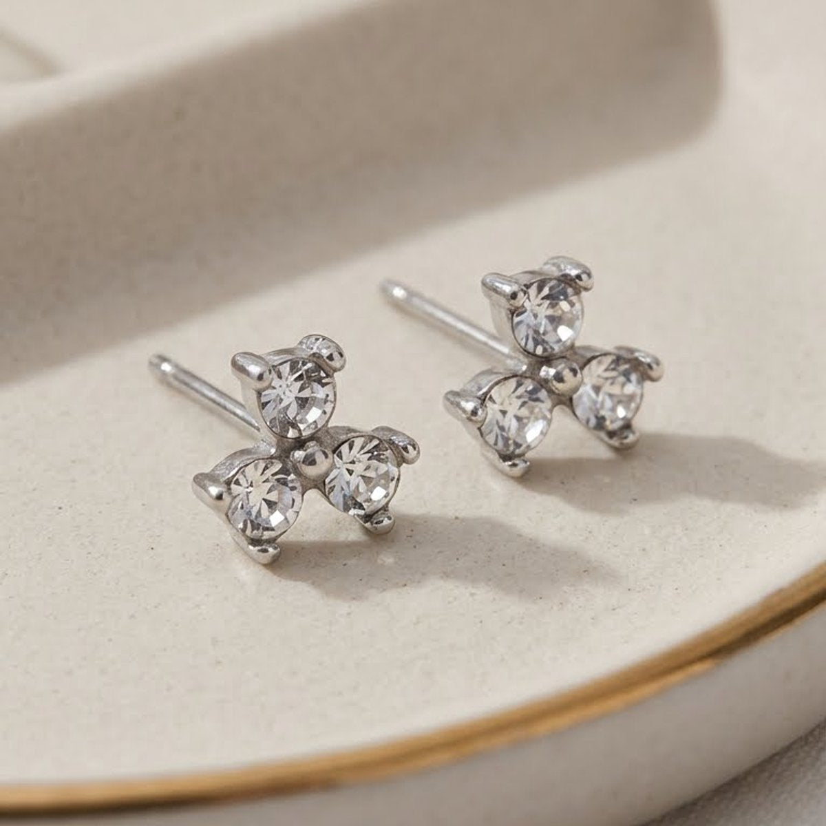 Lundholm zirkonia oorknopjes zilverkleurig cluster studs close-up, zilveren stainless steel oorbellen voor dames met steentjes