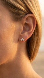 Lundholm zirkonia oorknopjes zilverkleurig cluster studs gedragen aan vrouwenoor, zilveren stainless steel oorbellen voor dames