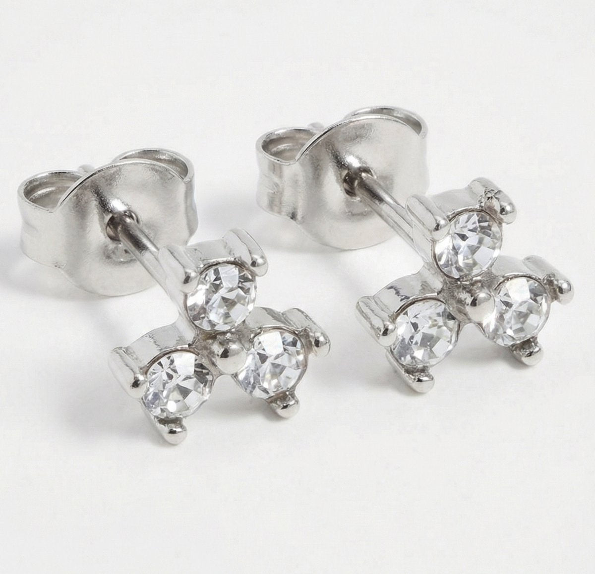 Lundholm zirkonia oorknopjes zilverkleurig cluster studs productfoto witte achtergrond, zilveren stainless steel oorbellen voor dames