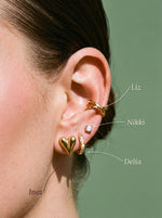 Oorstack met de Lundholm Liz earcuff, Nikki zirkonia oorknopje, Delia oorring met zirkonia en Inez hartjes oorknopje goudkleurig, met hun namen erbij