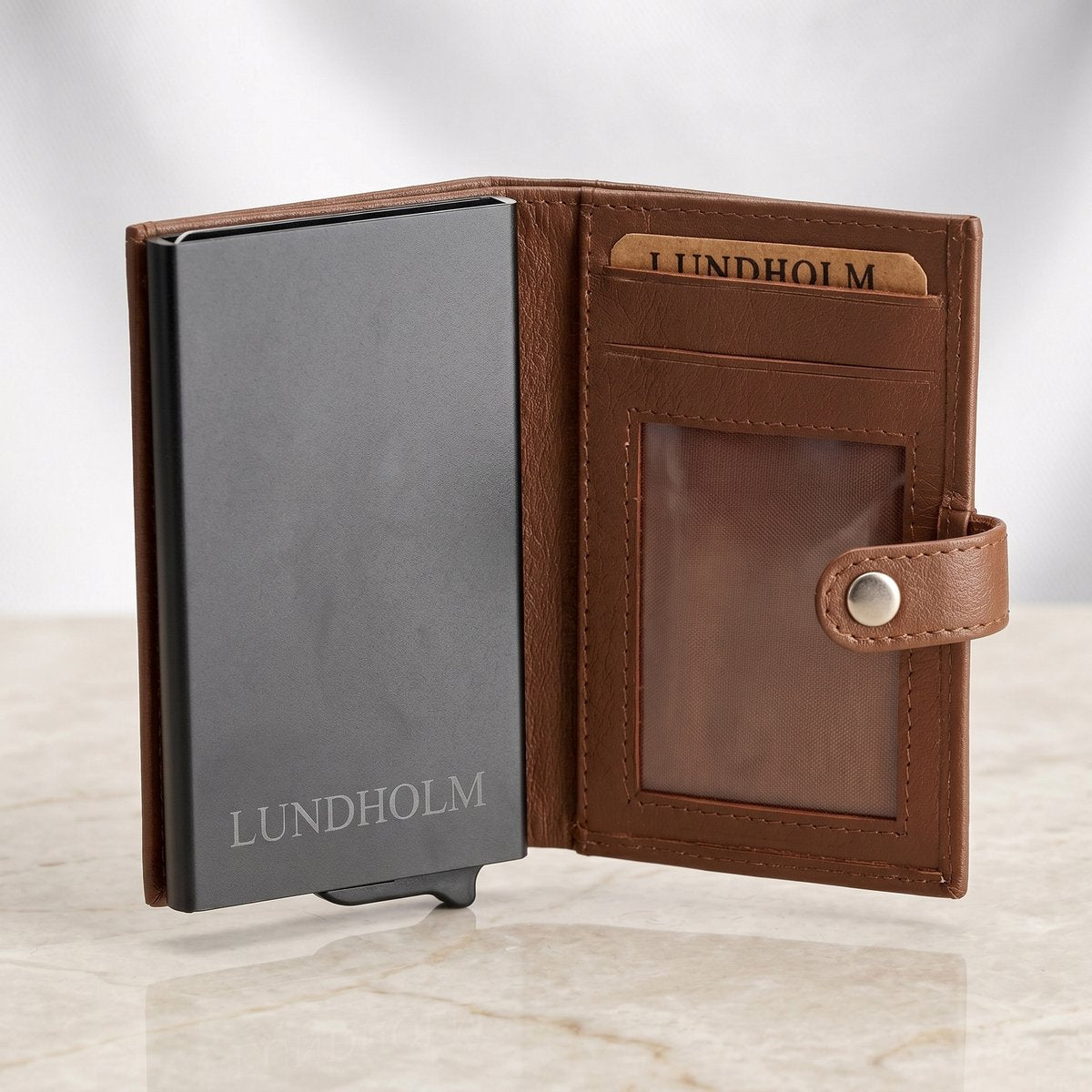 Lundholm Örebro bruin gebruiksdetail — pasjes en briefgeld in luxe leren wallet
