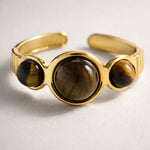 Lundholm Orion verstelbare statement ring met drie tijgeroog stenen in goudkleurig, close-up productfoto