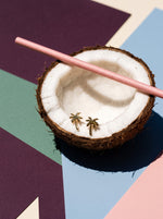 Lundholm Palm palmboom oorknopjes goudkleurig in een halve kokosnoot met een roze rietje