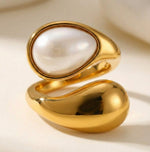Lundholm parel statement ring met imitatie parel in goudkleurig verstelbaar, elegante close-up productfoto
